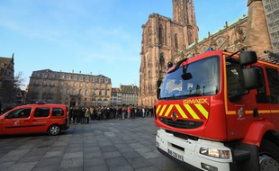 Strasbourg: Ils croient voir un départ d'incendie à la cathédrale, ce n'était qu'un jeu de lumière. (Photo d'illustration, exercice des sapeurs pompiers du Bas-Rhin a la cathédrale de Strasbourg.