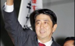Le conservateur Shinzo Abe a été élu mercredi président du Parti-libéral démocrate (PLD), au pouvoir à Tokyo, et va devenir dans les prochains jours le nouveau Premier ministre du Japon, en remplacement de son mentor Junichiro Koizumi.
