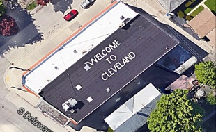 «Bienvenue à Cleveland», est-il écrit sur le toit de Mark Gubin. Sauf qu'il habite à Millwaukee.