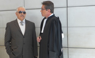 Stephan Turk, le bujouier braqué, et son avocat ce lundi matin au palais de justice de Nice.
