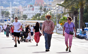 Des personnes se baladent sur la promenade des Anglais à Nice sans masque (Illustration)