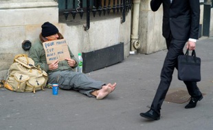 Un sans-abri mendie à Paris le 14 mars 2015