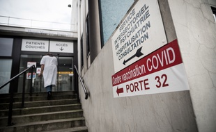 Un centre de vaccination pour le personnel soignant à l'hôpital Henri-Mondor à Créteil.