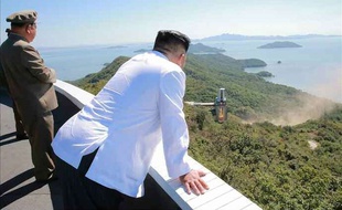 Kim Jong-Un observe un essai de nouveau moteur de fusée sur cette photo fournie par l'organe officiel du Parti du travail nord-coréen, le 20 septembre 2016.