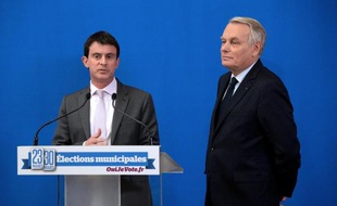 Le ministre de l'Intérieur Manuel Valls (g) et le Premier minstre Jean-Marc Ayrault, le 17 février 2014