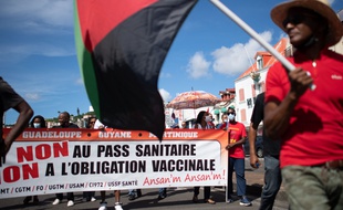 La Martinique a rejoint lundi le mouvement de grève générale lancée en Guadeloupe.