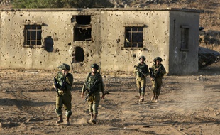 Des soldats israéliens participent à un exercice à la frontière syrienne, le 23 juin 2016