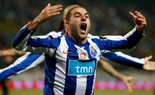 Le joueur de Porto Lisandro Lopez célèbre la victoire de son équipe en Coupe du Portugal à Lisbonne, le 9 novembre 2008.