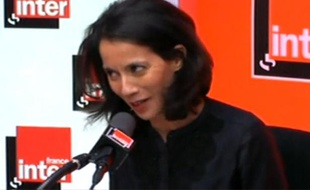 Sophia Aram, humoriste sur France Inter, en pleine chronique, le 4 janvier 2011.