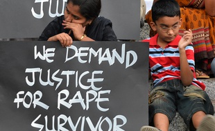 Des militants des droits des femmes lors d'une manifestation silencieuse contre le viol, à Bangalore le 22 avril 2015.