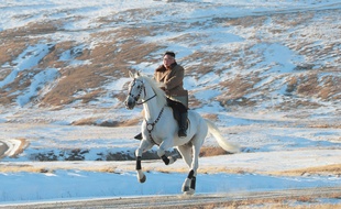 Kim Jong-un à cheval au Mont Paektu (image diffusée par l'agence Nord coréenne le 16 octobre 2019).