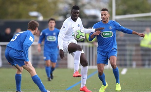 Moktar Keita, attaquant de Bellevue, au milieu de défenseurs du club breton de Guichen (DH), lors du 7e tour de la Coupe de France.