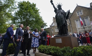 Le ministre français des Affaires étrangères, Jean-Yves Le Drian, discute avec son homologue américain, Antony Blinken, lors de l'inauguration à Washington d'un modèle réduit de la Statue de la liberté, le 14 juillet 2021.