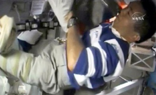 L'astronaute Koichi Wakata teste le slip anti-odeurs à bord de la station spatiale internationale, le 24 mars 2009.