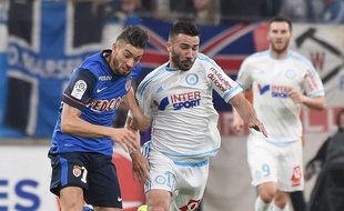 Alessandrini à la lutte avec Ferreira lors du choc OM-Monaco au Vélodrome le 10 mai 2015.