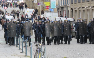 Des heurts ont éclaté entre policiers et manifestants jeudi 31 mars dans le centre-ville de Rennes.