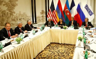 Sommet réunissant les présidents arménien, Serge Sarkissian, et azerbaïdjanais, Ilham Aliev, ainsi que le ministre russe des Affaires étrangères, Sergueï Lavrov, le secrétaire d'Etat américain, John Kerry et le secrétaire d'Etat français aux Affaires européennes, Harlem Désir, le 16 mai 2016 à Vienne