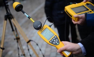 Des techniciens mesurent les émissions d'ondes électromagnétiques près d'une antenne de téléphonie mobile, le 30 janvier 2013 à Paris
