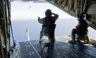 Des soldats australiens lancent une balise GPS dans l'océan Indien pour mesurer les courants dans leurs recherches du Boeing disparu de Malaysia Airlines, le 20 mars 2014