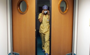 Une infirmière l'hôpital européen Georges-Pompidou, le 2 novembre 2005.