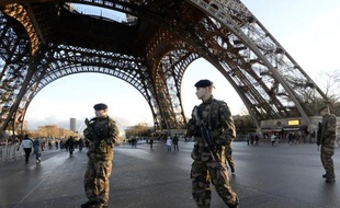 Des militaires devant la Tour Eiffel dans le cadre du plan vigipirate le 8 janvier 2015 à Paris