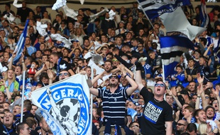 Strasbourg, le 22 mai 2015. - Le kop strasbourgeois lors de Racing-Colomiers. A partir de la saison 2016-2017, le kop quitte son quart de virage (1.008 places) pour investir la tribune Ouest haute (3.000 places)