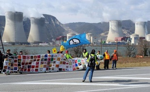 Une amende de 1.500 euros a été requise par le parquet général jeudi devant la cour d'appel de Nîmes contre deux militants de Greenpeace qui s'étaient introduits dans la centrale nucléaire de Cruas (Ardèche) en décembre 2011.