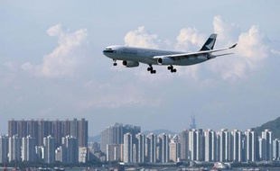 Un avion s'apprête à atterrir à l'aéroport international de Hong Kong, le 10 août 2014