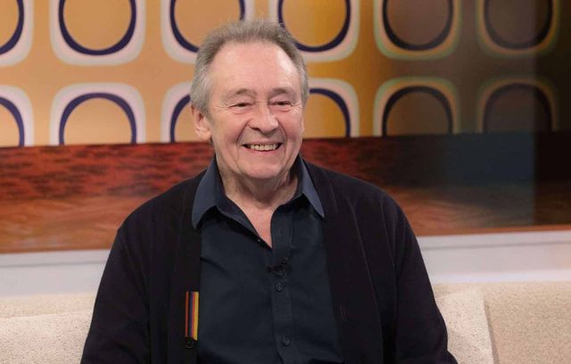 Et le sympathique Paul Whitehouse, il va mettre le costume de qui ?….
