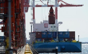 Un navire est chargé en fret, le 10 mars 2014, dans le port de Tokyo