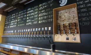 Des pompes à bière dans un bar de Lille