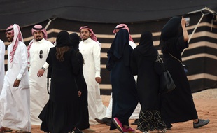 Des femmes en Arabie Saoudite lors de la fête annuel du roi de la monarchie du golf, le 29 mars 2017, à Riyad.