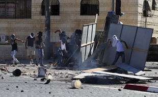 Palestinians clash with Israeli troops in the Arab neighborhood of Shuafat, an arab neighborhood of Jerusalem nearby the home of Mohammed Abu Khudair,16, who was found dead in the Jerusalem forest early this morning . The discovery of his body raised suspicions that he was killed by Israelis avenging the death of the three abducted Israeli Jewish teenagers .(Photo by Heidi Levine /Sipa Press)./Credit:LEVINE/SIPA/1407031502