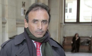 Le journaliste et écrivain Eric Zemmour arrive au tribunal correctionnel de Paris le 11 janvier 2011, où il comparaît pour diffamation et discrimination raciale