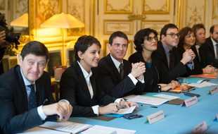 Les ministres Patrick Kanner, Najat Vallaud-Belkacem et Myriam El-Khomri avec le Premier ministre Manuel Valls le 11 avril 2016 à Matignon.