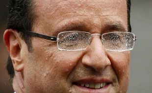 François Hollande remonte les Champs-Elysées sous la pluie le lendemain de son élection.