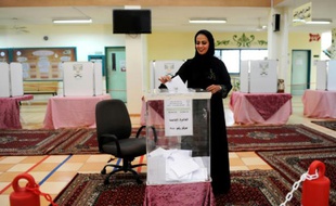 Une Saoudienne dépose son bulletin dans l'urne dans un bureau de vote à Jeddah, le 12 décembre 2015