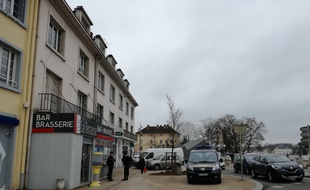 Le bar PMU des parents d'Alexia Daval est ouvert au lendemain des aveux de Jonathann Daval, mais les gendarmes préservent la tranquillité devant l'entrée.