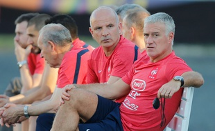 Didier Deschamps et son adjoint Guy Stephan lors de la Coupe du monde au Brésil, le 21 juin 2014.