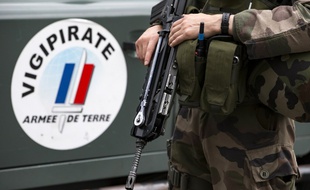 Le 25 juillet 2016, un militaire participant à l'opération Sentinelle vient renforcer la sécurité sur le territoire national en complément du plan Vigipirate.