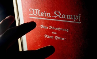 Un exemplaire du manifeste antisémite d'Adolf Hitler, «Mein Kampf».