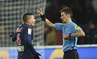 Marco Verratti face à l'arbitre Benoît Bastien.