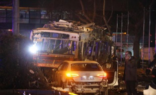 Les carcasses d'une voiture et d'un bus sur le site de l'attentat à la voiture piégée qui a fait au moins 35 morts et plus de 120 blessés à Ankara, le 13 mars 2016
