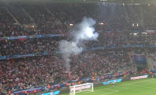 Un fumigène a été lancé par les supporters russes