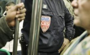 Des policiers escortent le bus 148, de la gare de Bobigny jusqu'au Blanc-Mesnil.