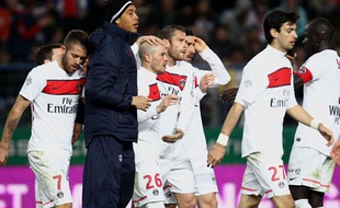 Les Parisiens Hoarau, Menez, Armand et Pastore félicient Christophe Jallet, buteur face à Caen le 18 mars 2012