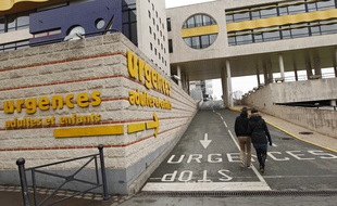 Roubaix, le 25 fevrier 2013. L'entree du service des urgences de l'hopital Victor Provot.