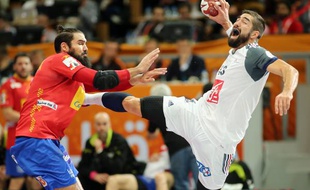 Karabatic prend un tir pendant le match Espagne-france du mondial de handball au Qatar