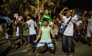Des supporters brésiliens fêtent la défaite de l'Argentine le 13 juillet 2014.
