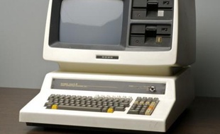 Une pièce du musée de l'informatique. Ce modèle japonais a été utilisé chez L'Oréal pour l'informatisation des premières chaînes de production.